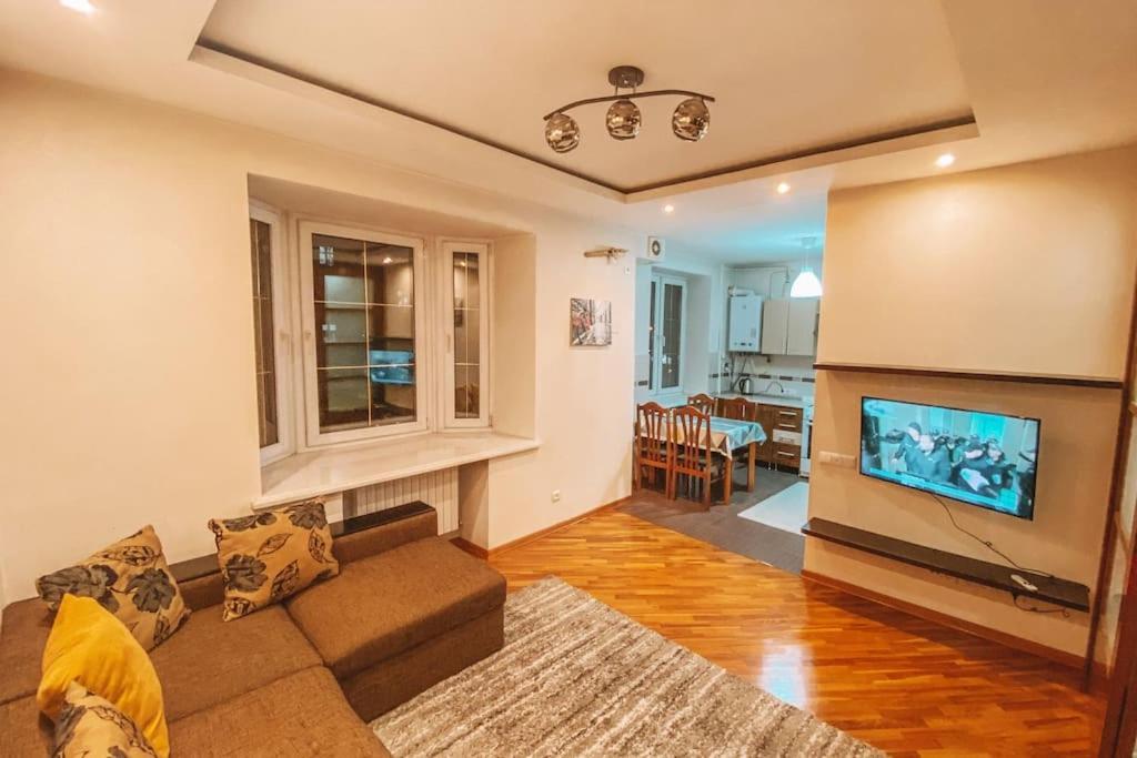City Center 1 Bedroom + Living Chişinău Esterno foto
